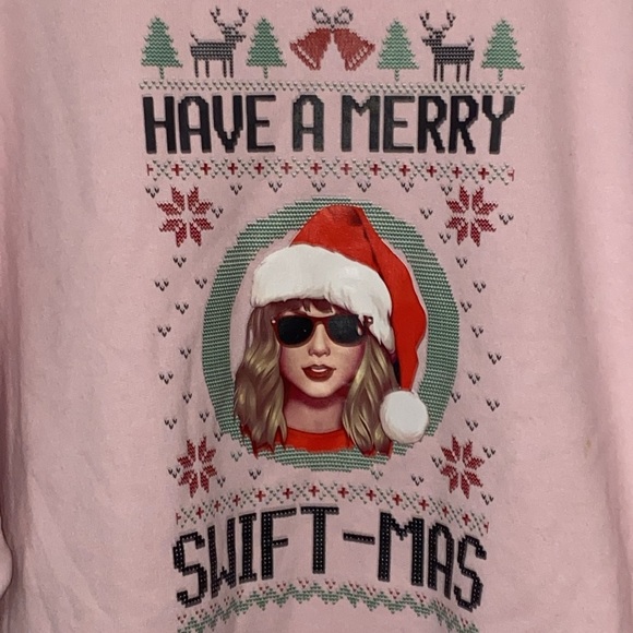 HAVE A MERRY SWIFTMAS DESIGN WO SIZE XL Gildan Pink Heavy Blend Sweatshirt. EUC - Picture 5 of 9